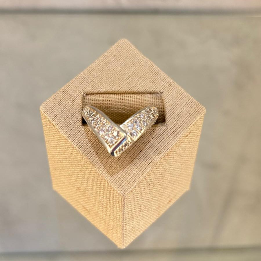 Anillo de plata  asimétrico con circonitas