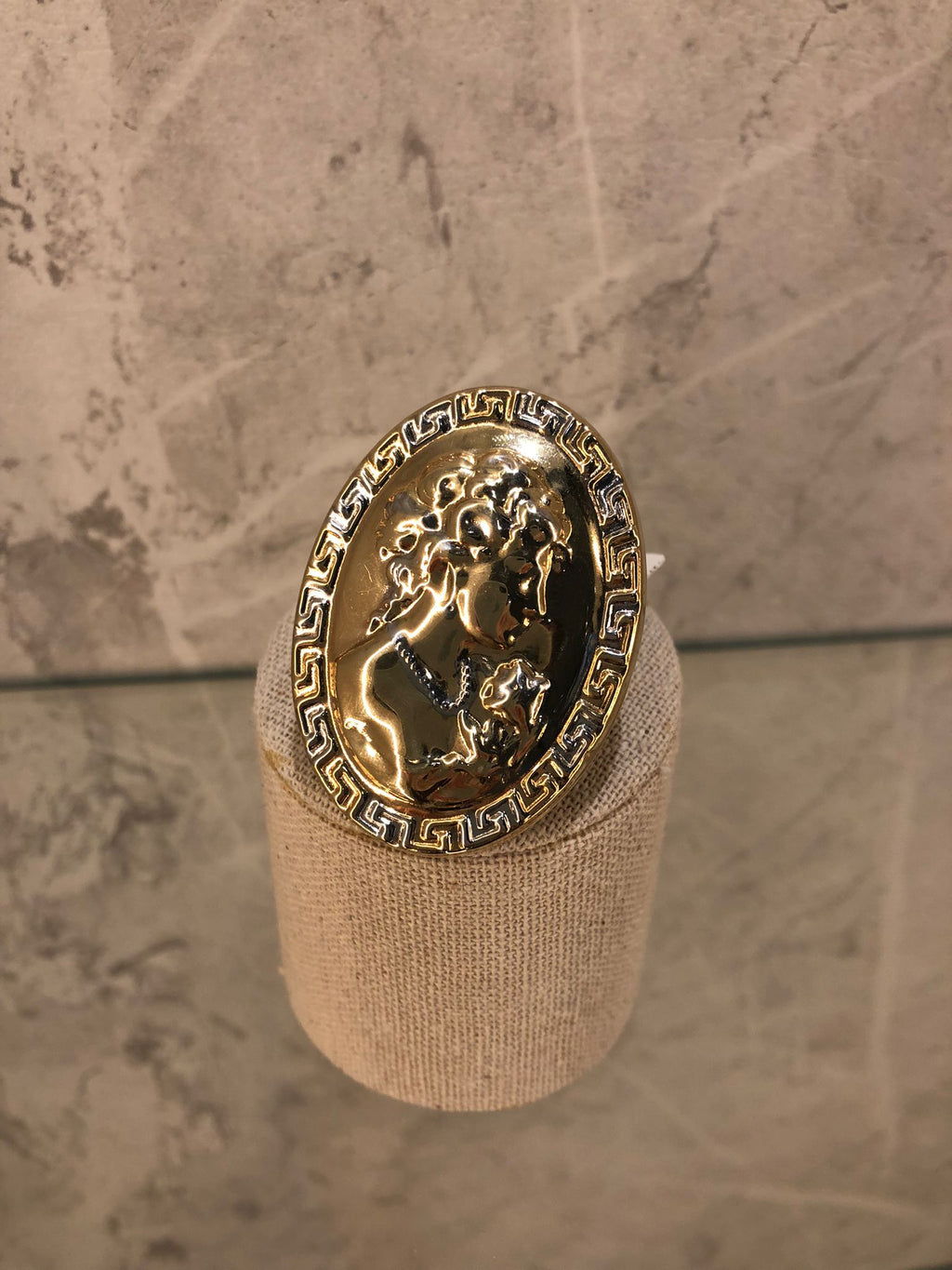 Anillo ovalado modelo VERSACE en oro 18 kl