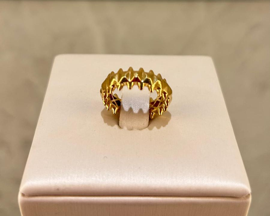 Anillo de pinchos en oro de 18 kl