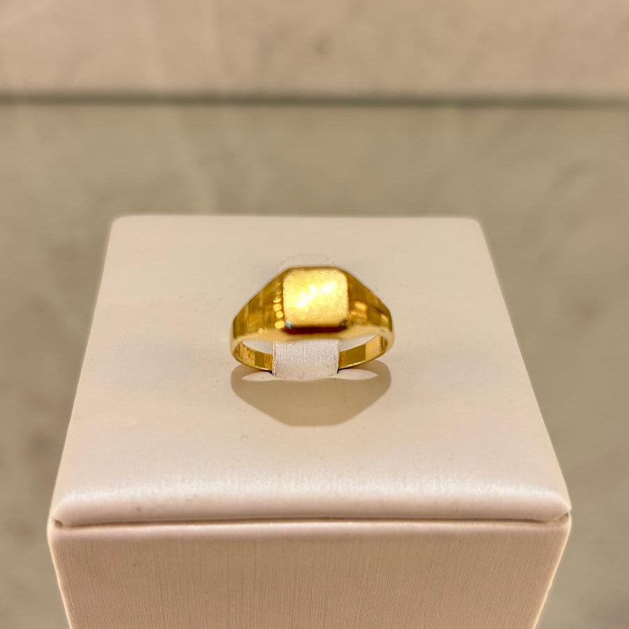 Anillo sello cuadrado niño en oro de 18 kl