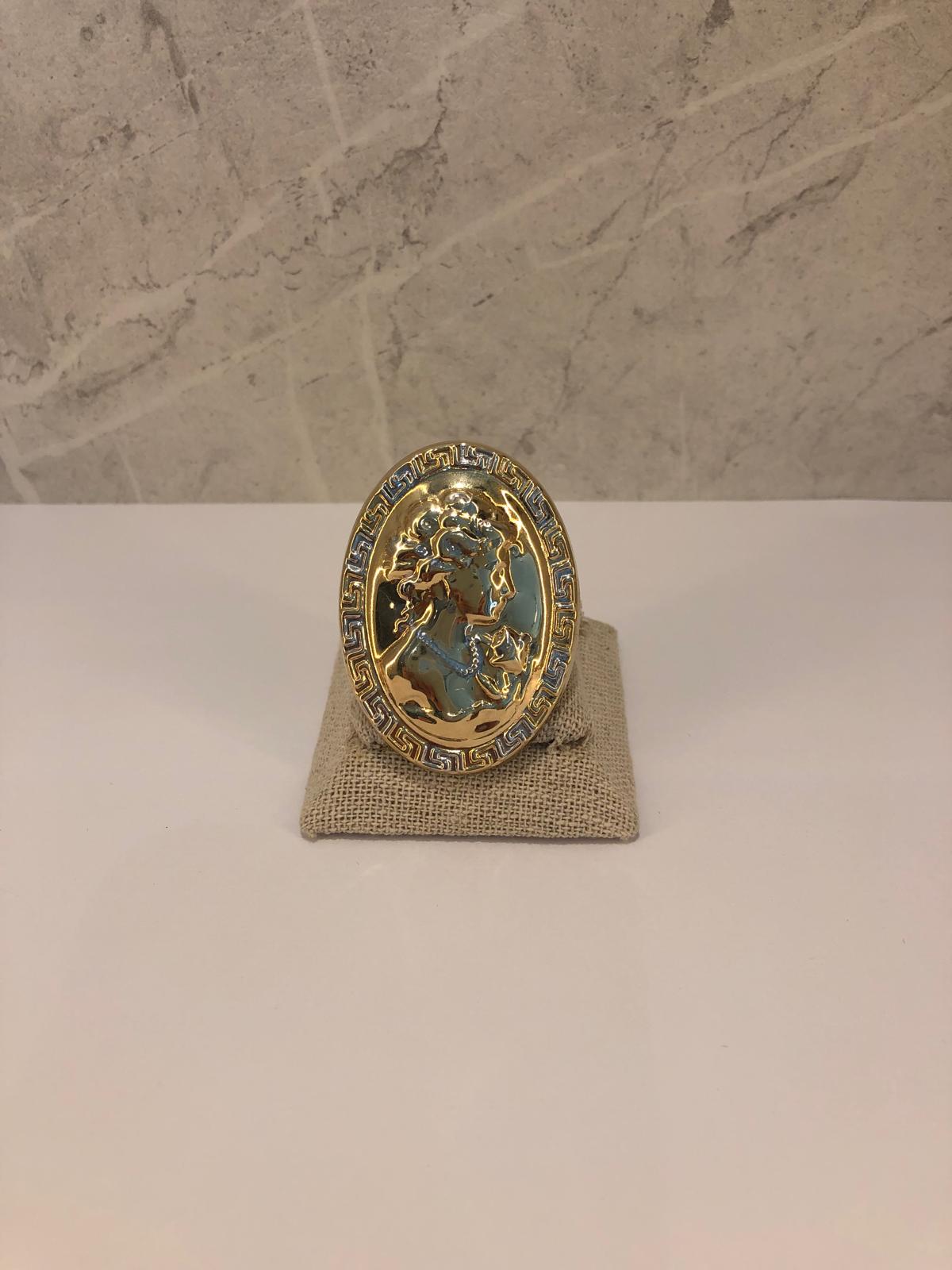 Anillo ovalado modelo VERSACE en oro 18 kl