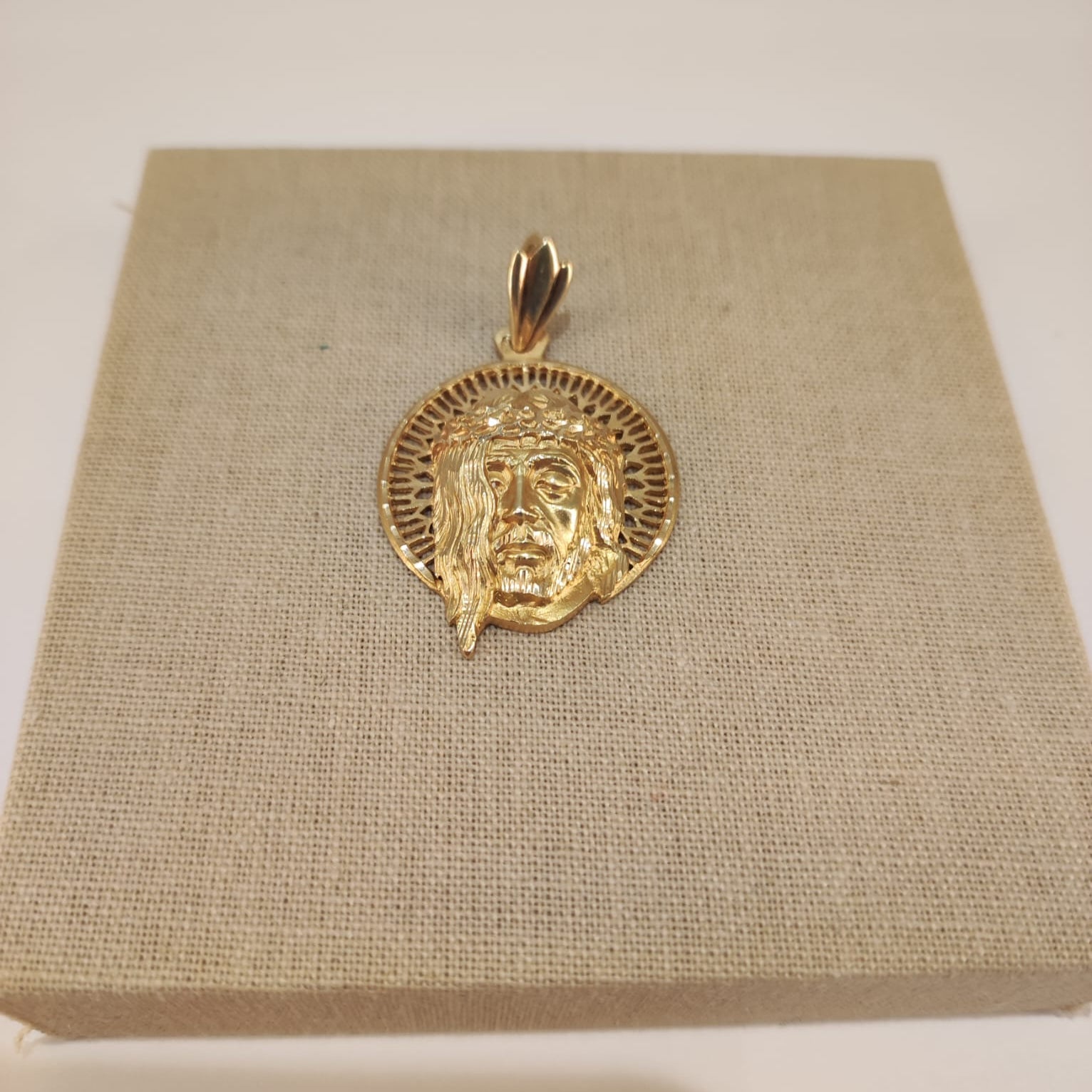 Colgante de cristo en oro de 18 kl