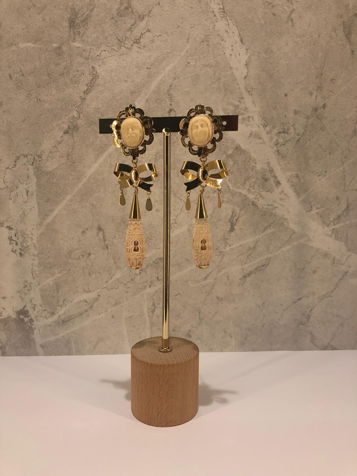 Pendientes palo santo blanco en oro de 18 kl