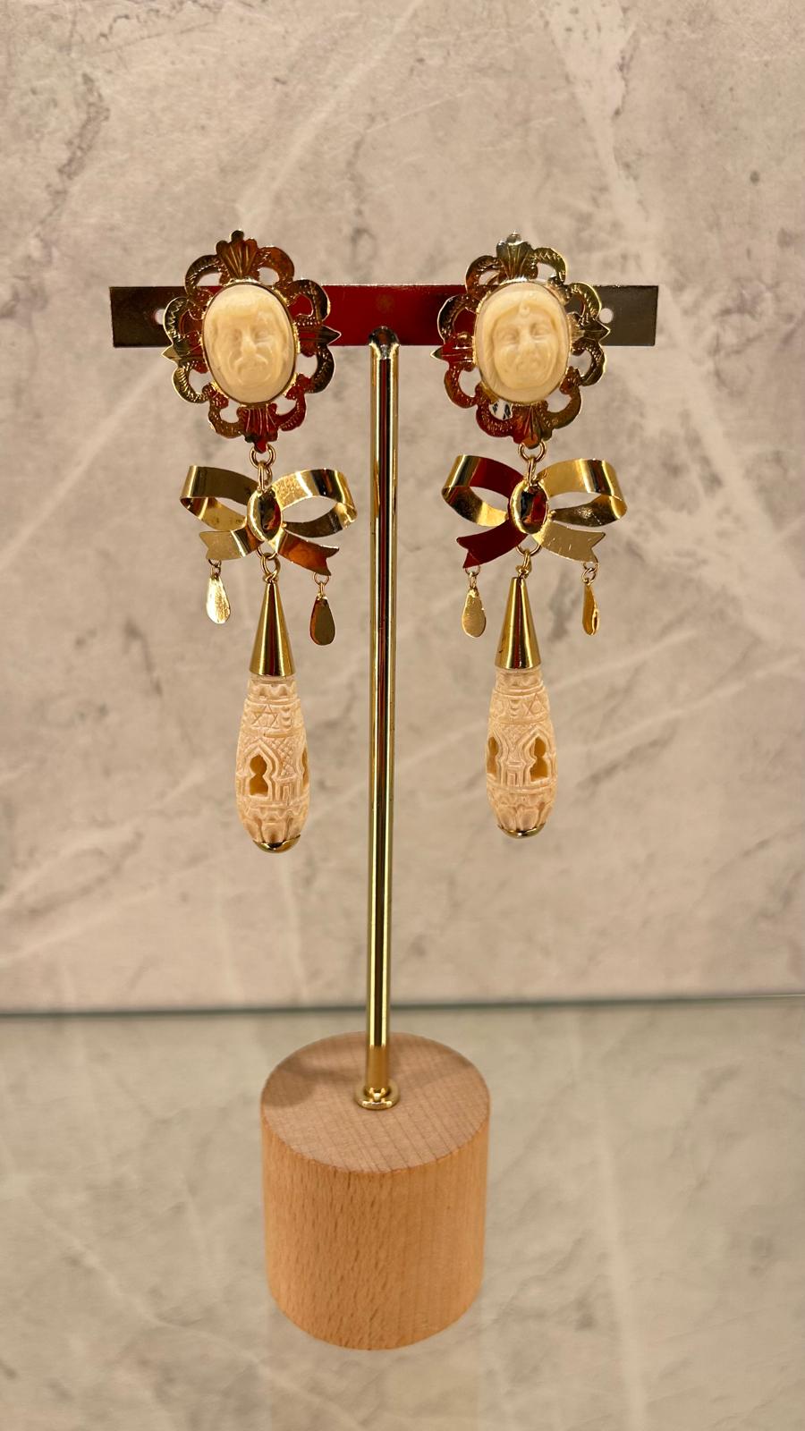 Pendientes coralina blancos en oro de 18 kl