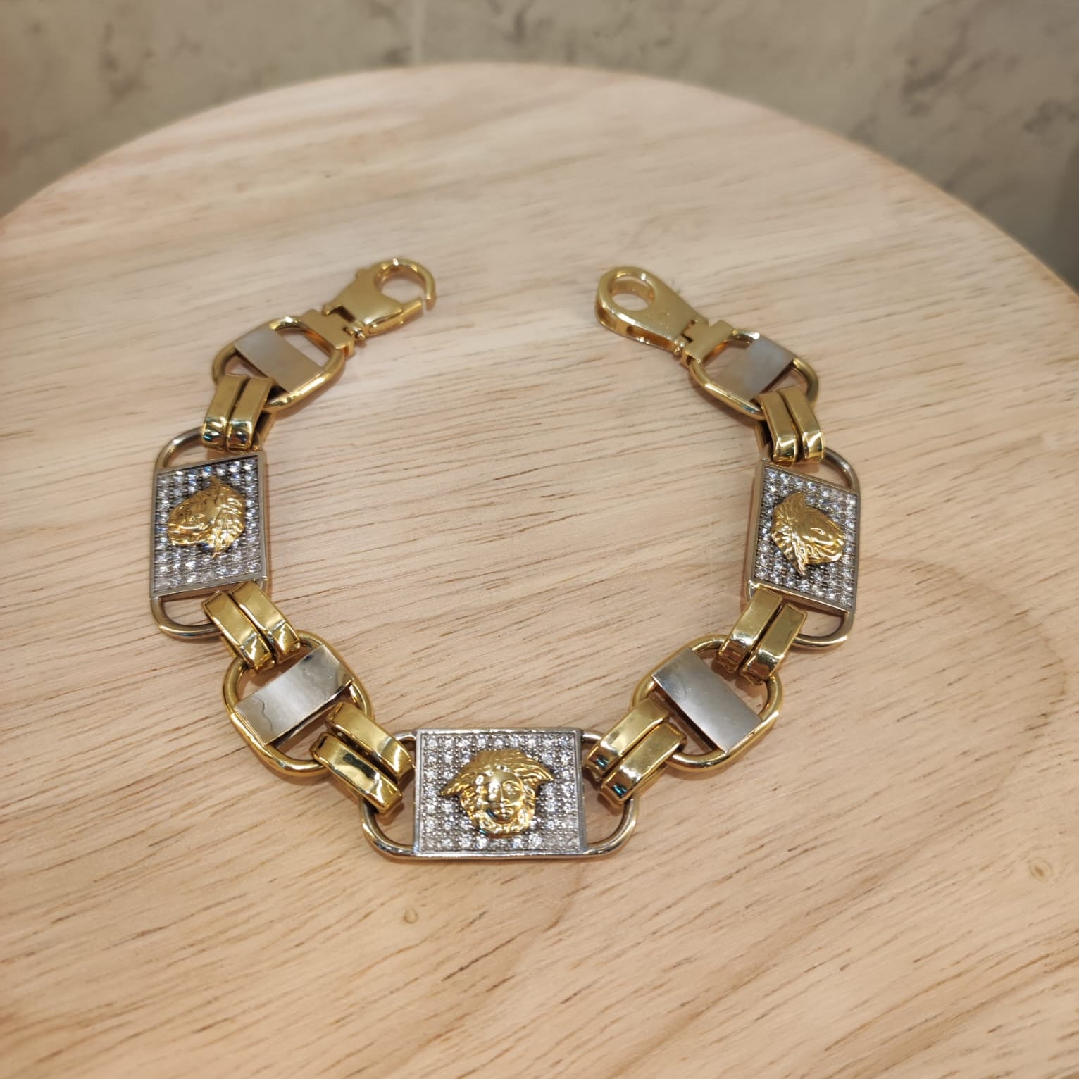 Pulsera modelo VERSACE en oro 18 kl