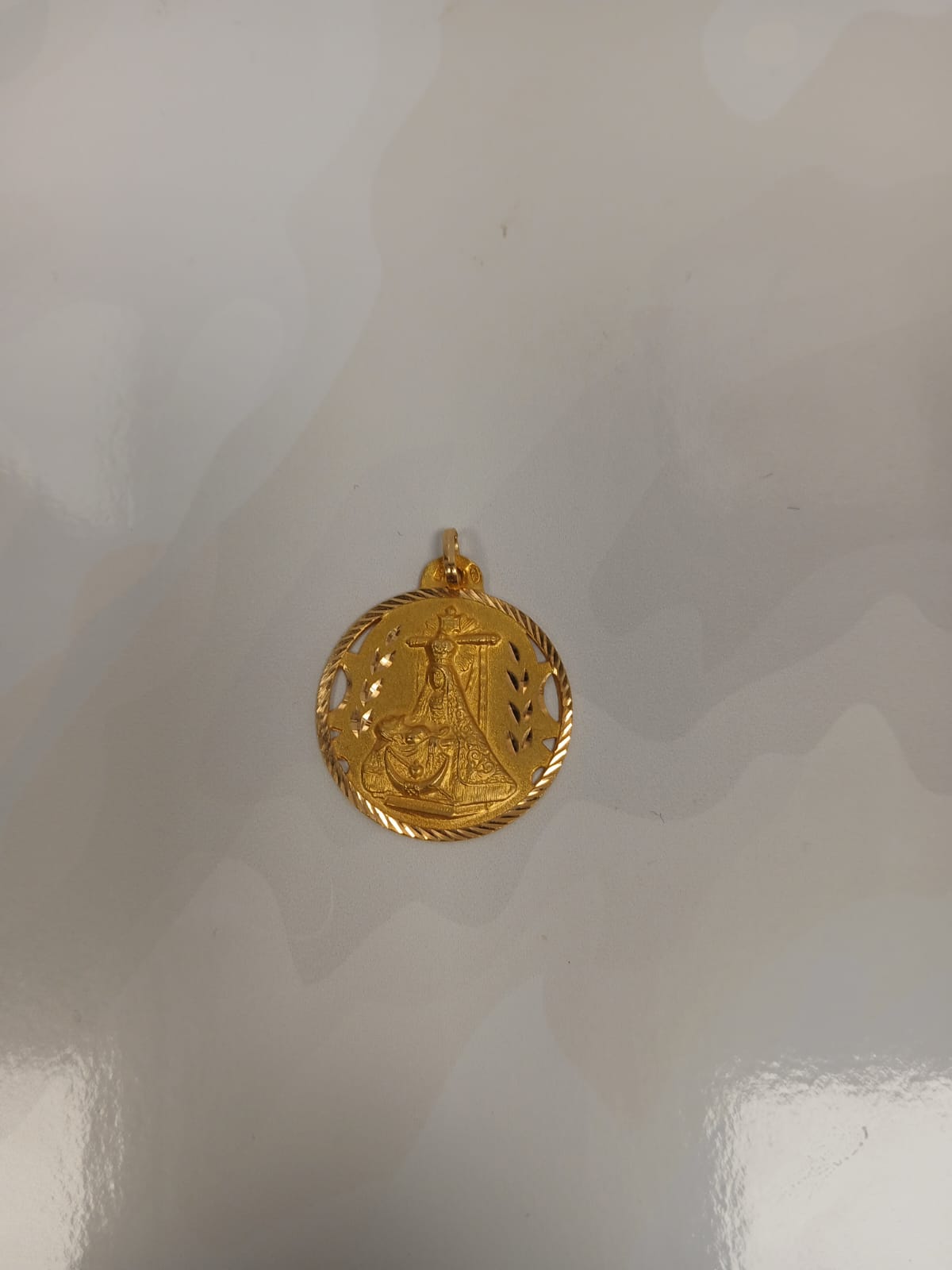 Medalla Virgen de las Angustias en Oro de 18kl