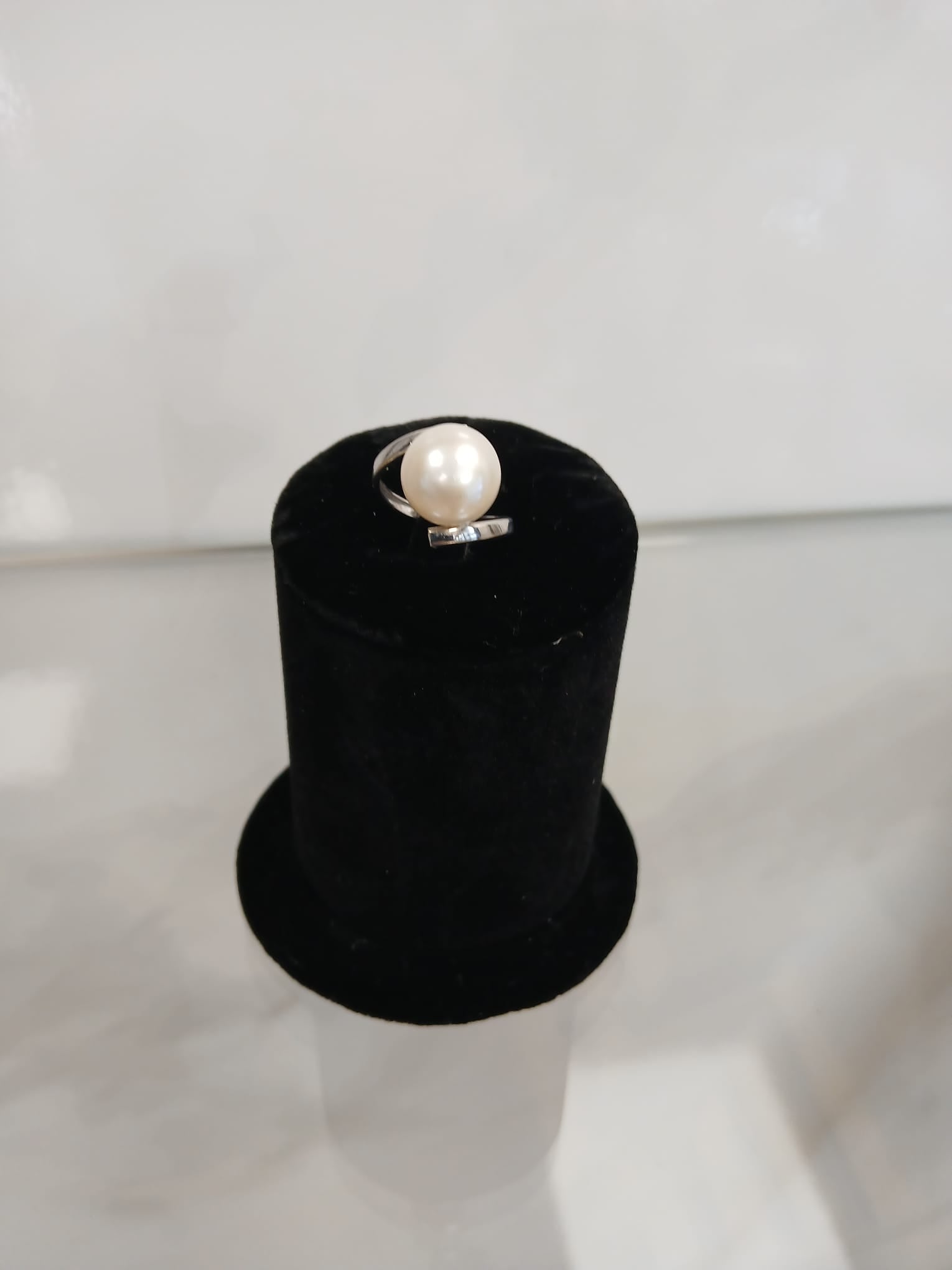 Anillo en Oro Blanco de 18kl con Perla