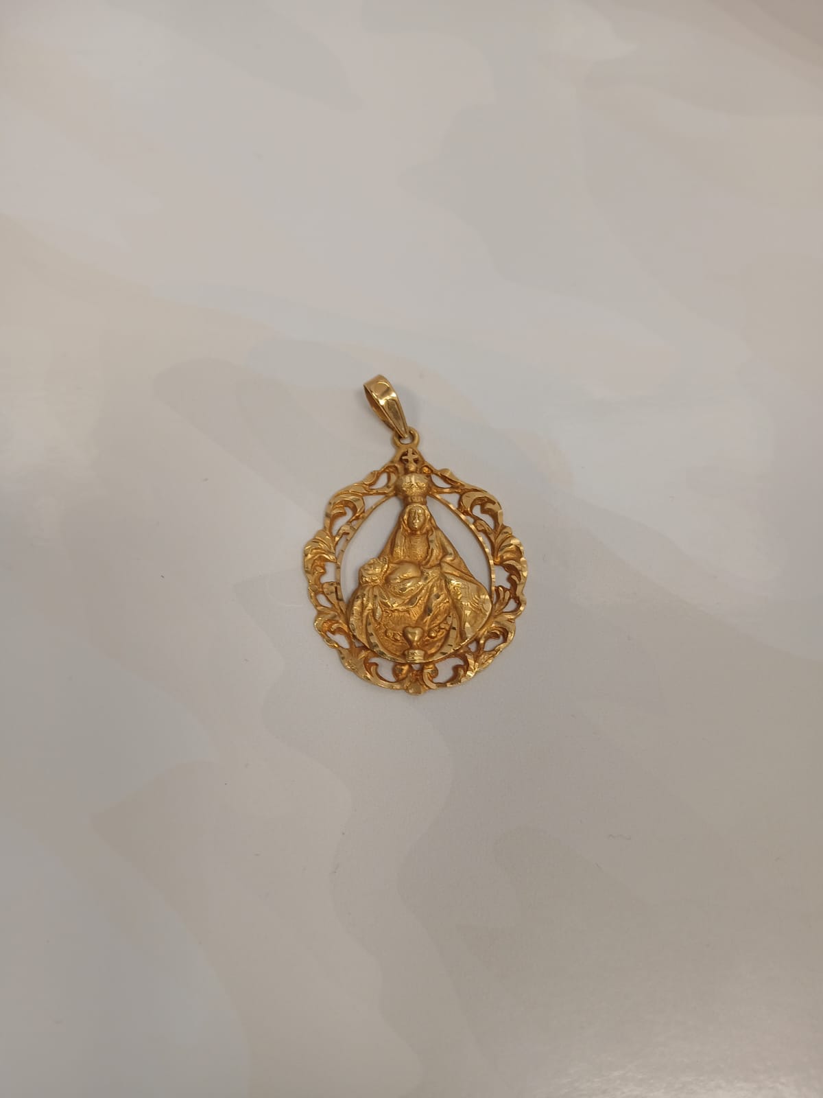 Colgante de la Virgen de las Angustias en Oro 18kl