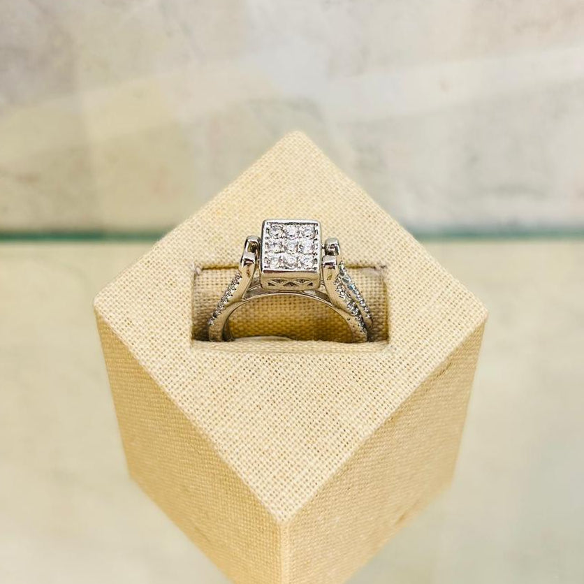 Anillo de plata con circonitas