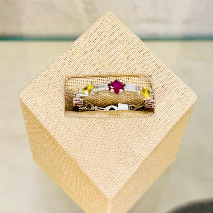 Anillo de plata con piedras de colores