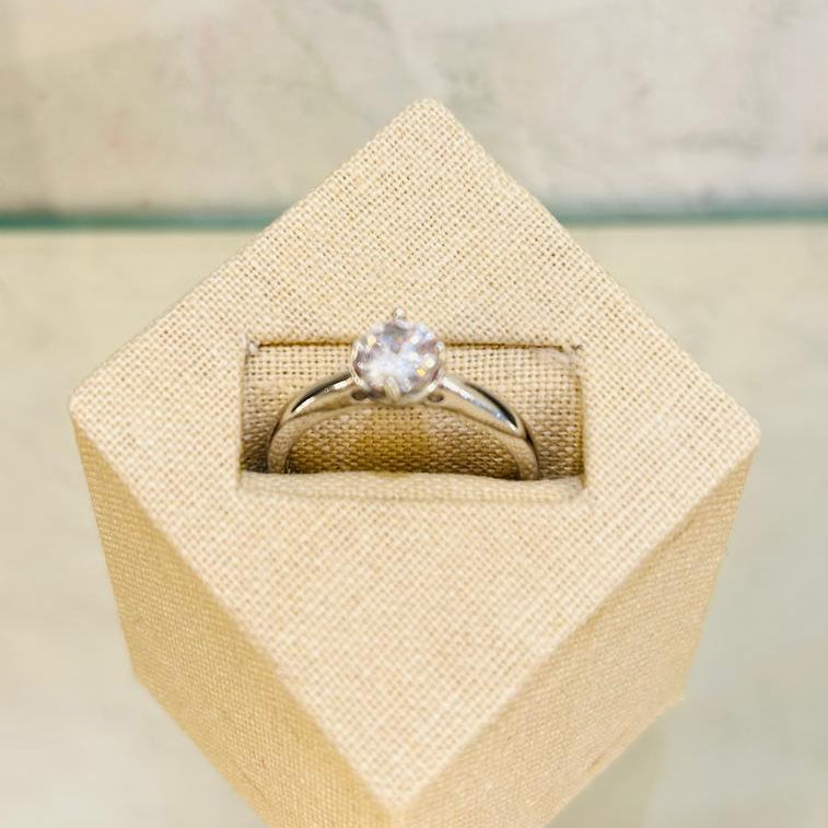 Anillo de plata con circonita