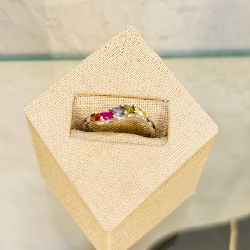 Anillo de plata con piedras de colores