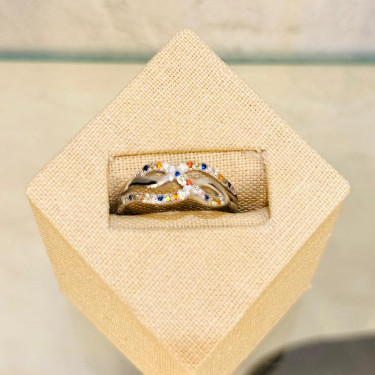 Anillo de plata con piedras de colores