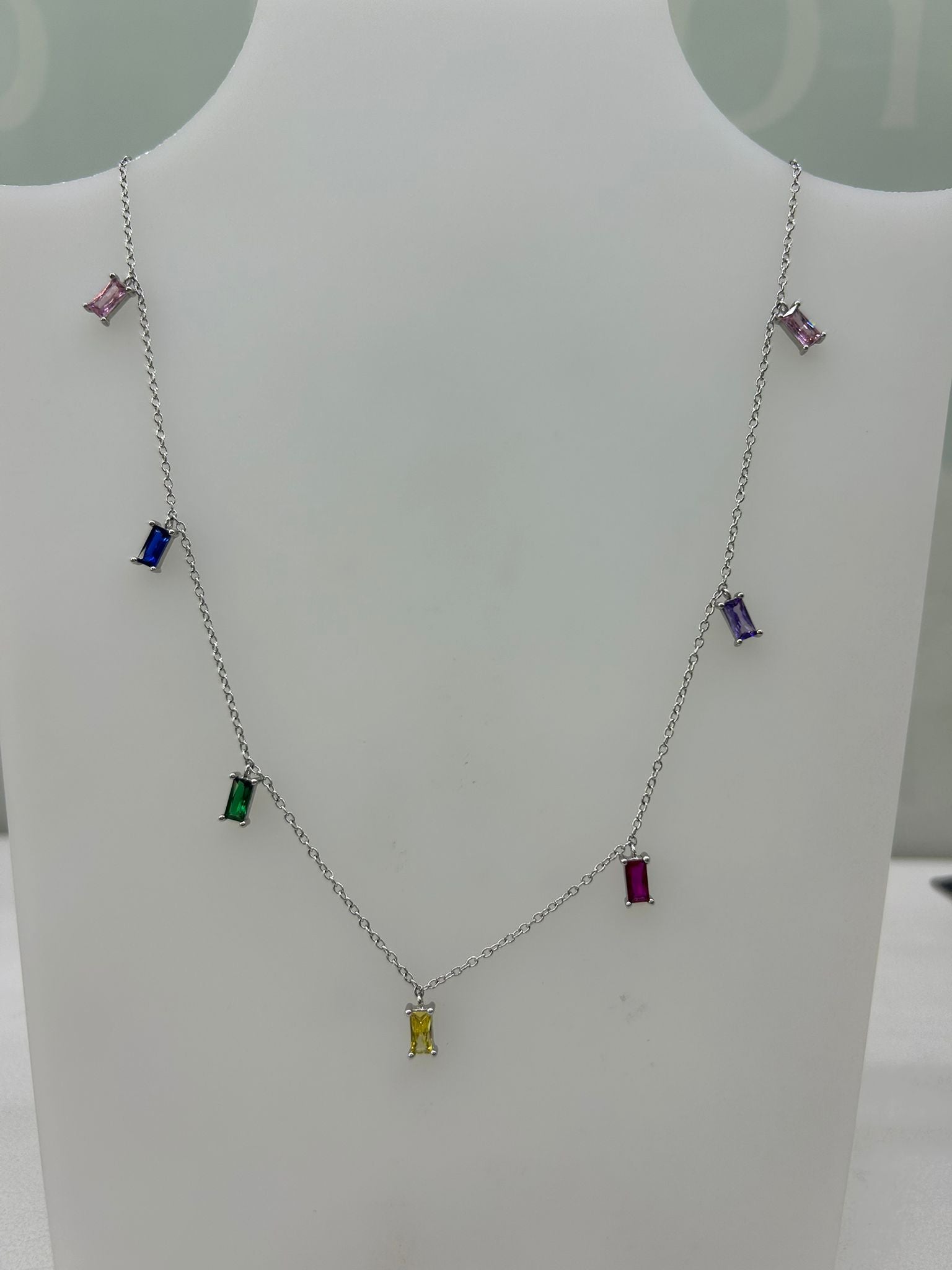 Gargantillas con piedras de colores