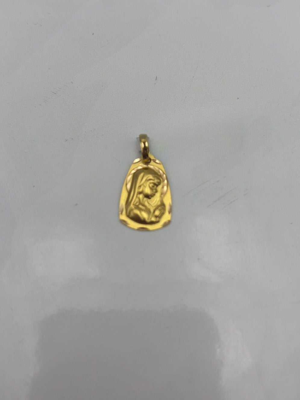 Medalla Virgen niña Oro 18kl