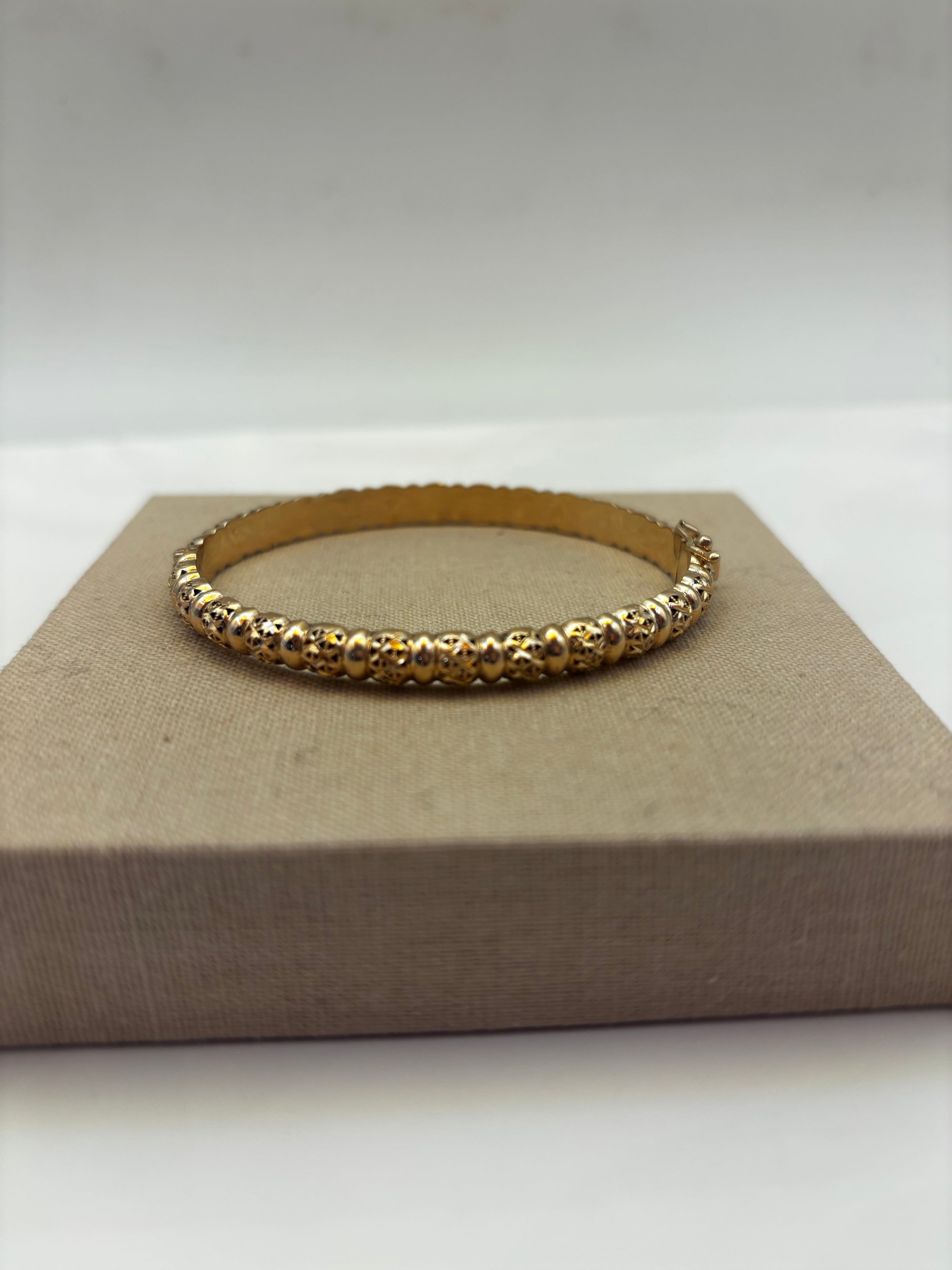 Pulsera rígida labrada de  Oro 18kl