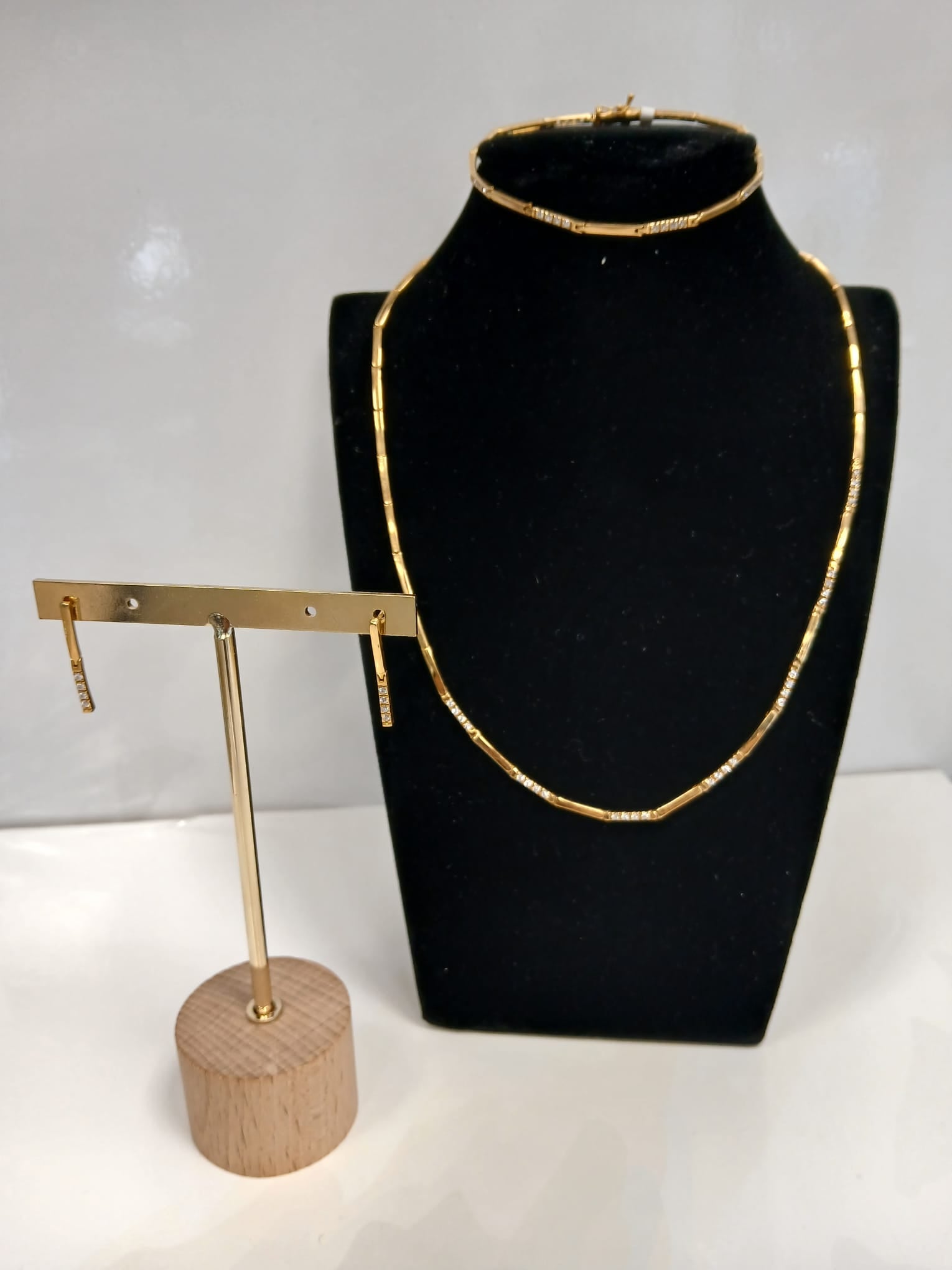 Conjunto de Gargantilla, pulsera y pendientes en oro 18kl